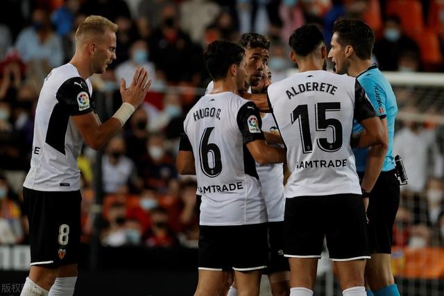 组图：阿根廷球迷齐聚迈阿密 手持马拉多纳旗帜为主队助威